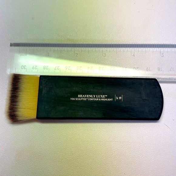 it cosmetics Other - It Cosmetics Sculpted Face Brush!!!